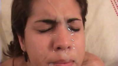 လှပသော လက်တင် အနက်ရောင် အနက်ရောင် သည် ကြမ်းတမ်းသော လိင်ဆက်ဆံမှု ရှိသည်။